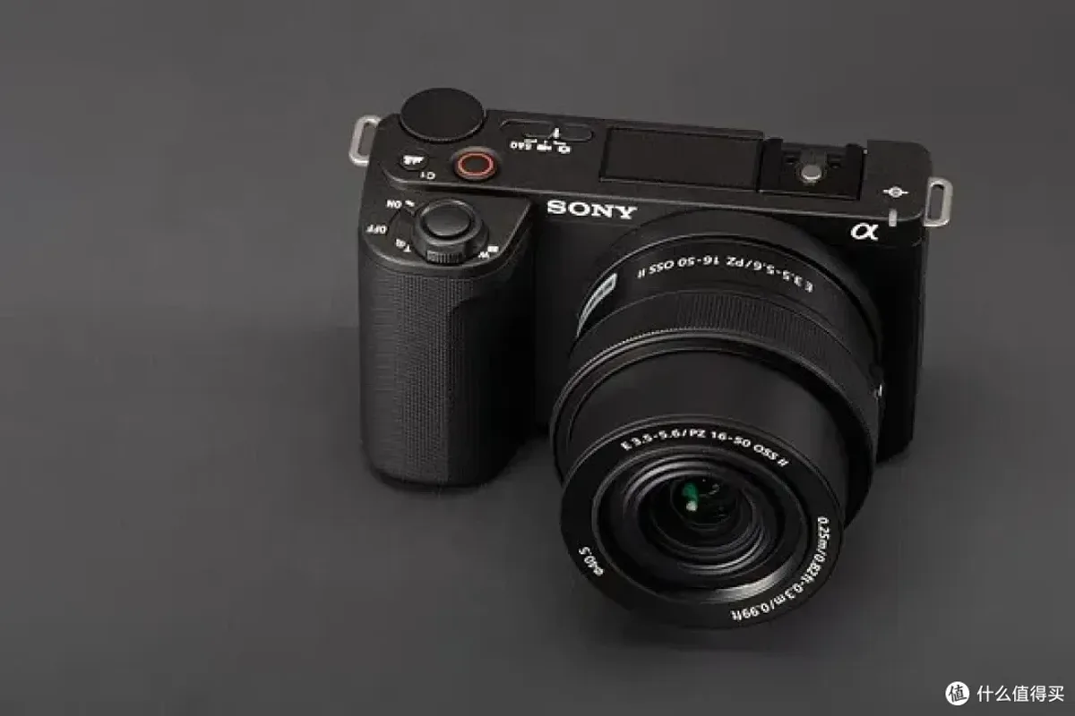 A mirrorless camera with a lens on a camera desk